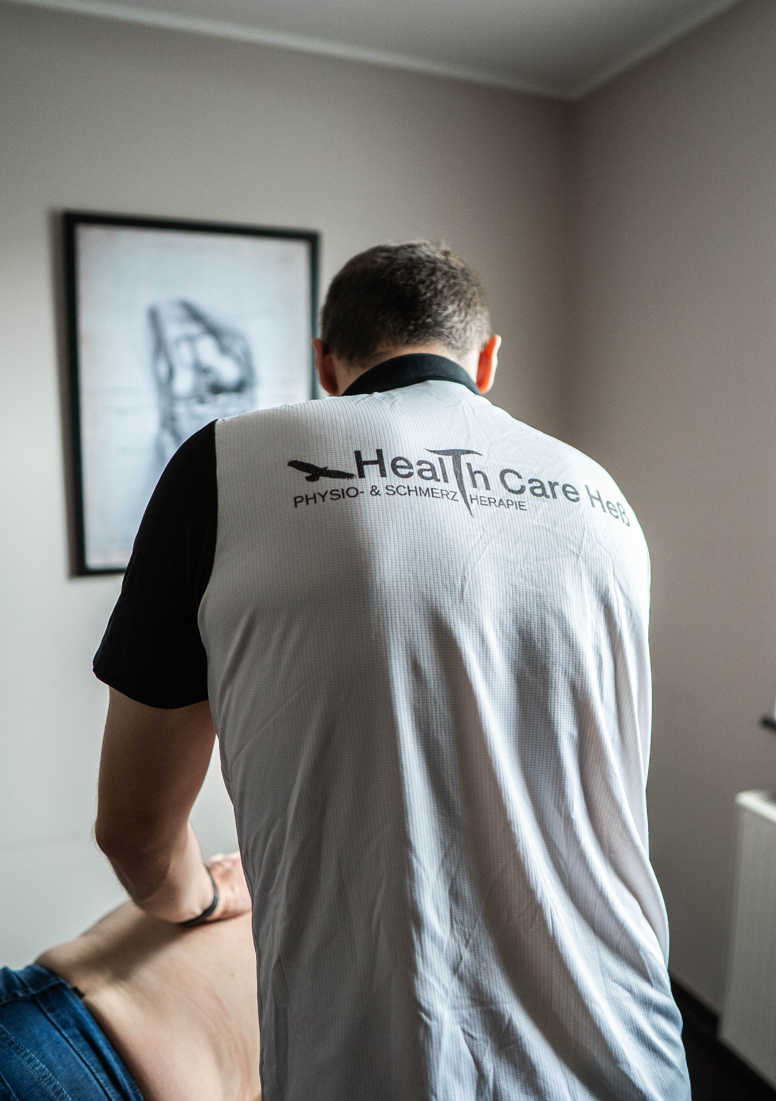 Therapeut von Health Care Heß bei einer Behandlung