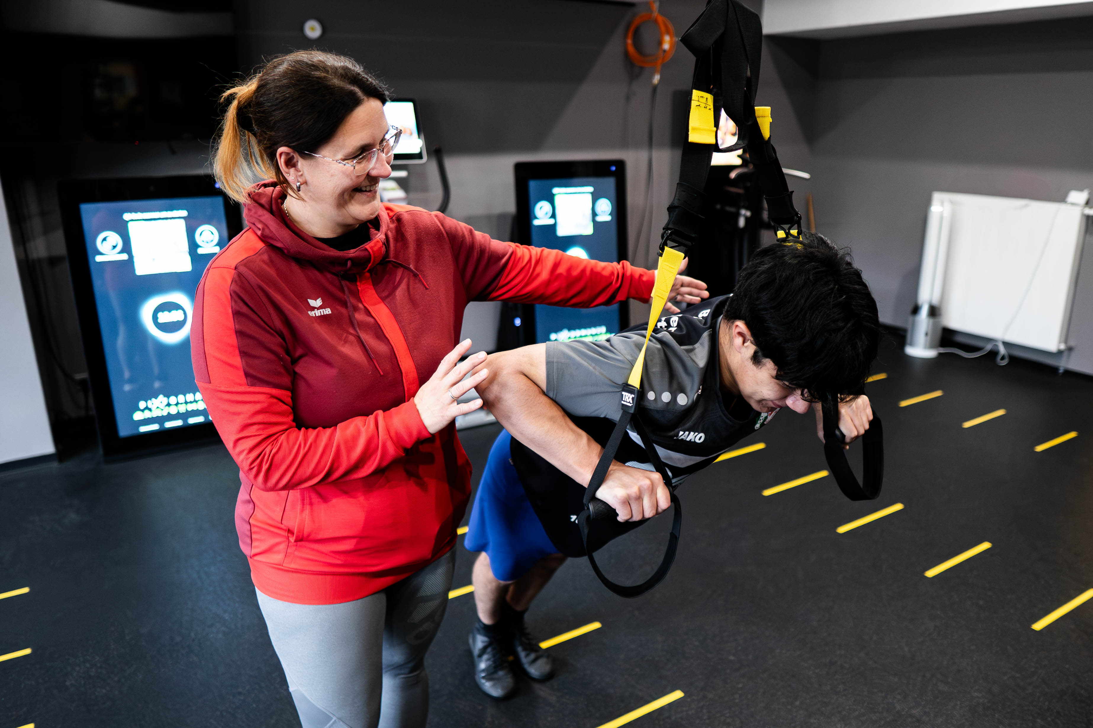 Therapeutin begleitet Training am Schlingentrainer