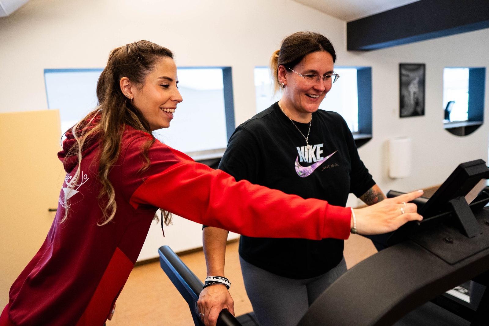 Therapeutin begleitet Laufbandtraining