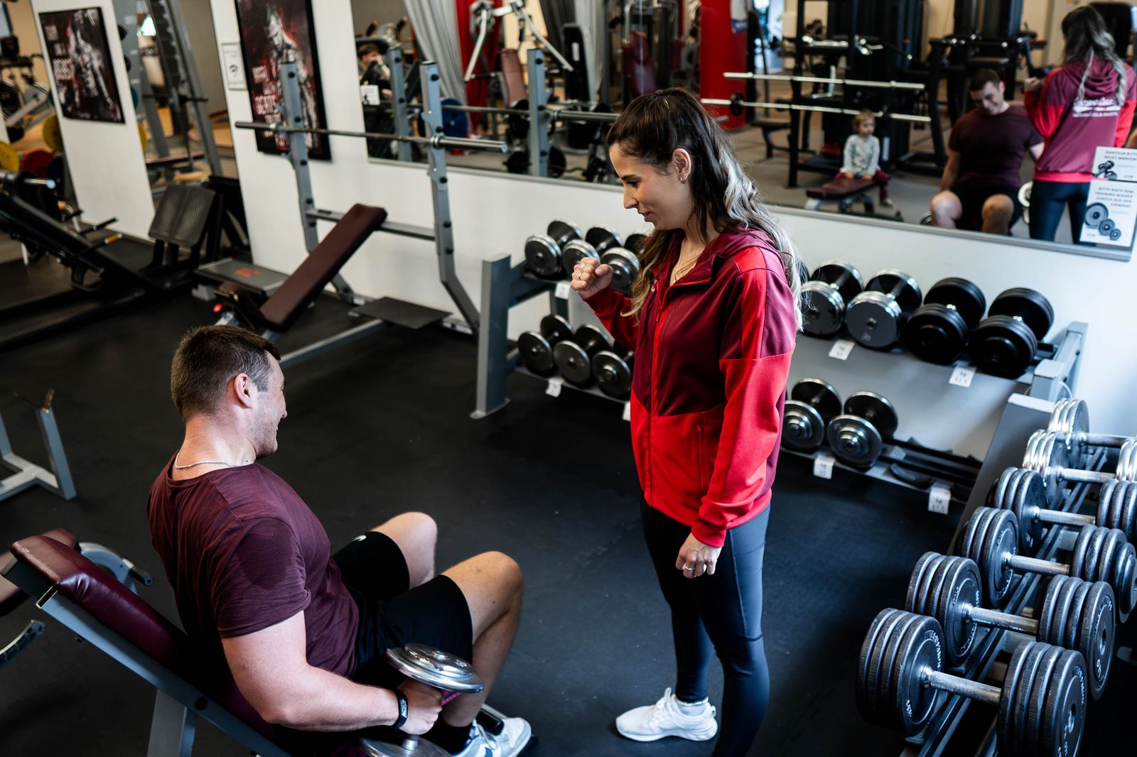 Therapeutin begleitet Kurzhanteltraining