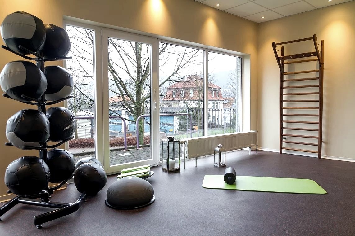 Trainingsraum mit Matten, Bällen und Sprossenwand